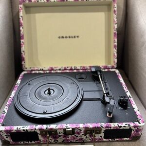 Crosley: floral record player